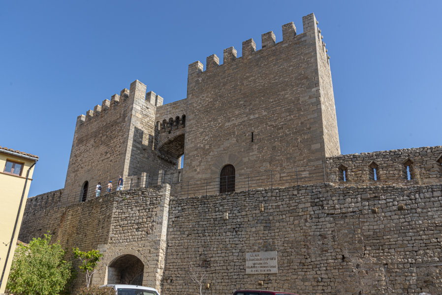 Castelló de la Plana - Morella 006 - Portal y Torres de Sant Miquel.jpg